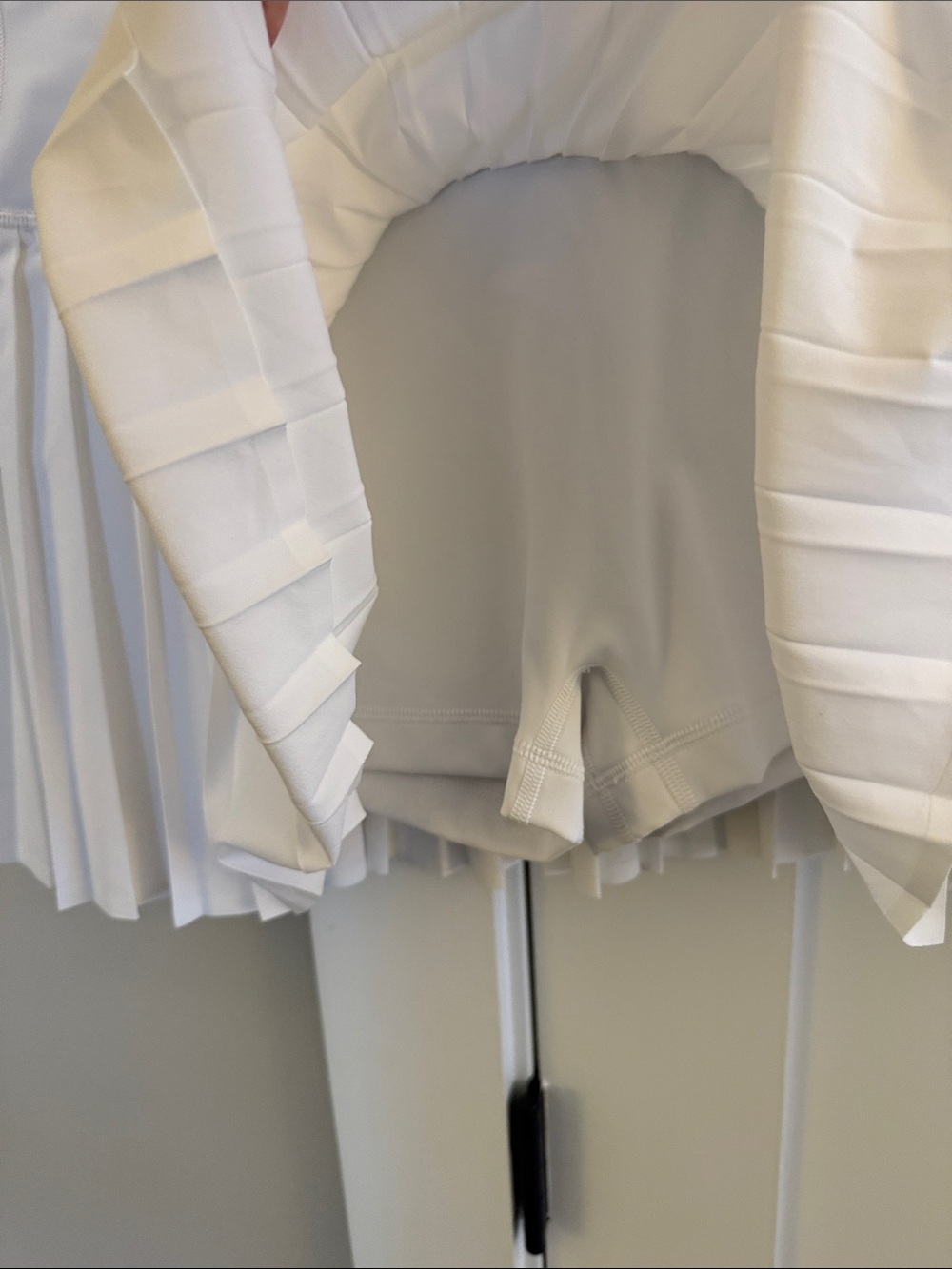 Aritzia Golden Micro Pleat Skort White Tennis Prep L NWOT - Picture 2 of 6